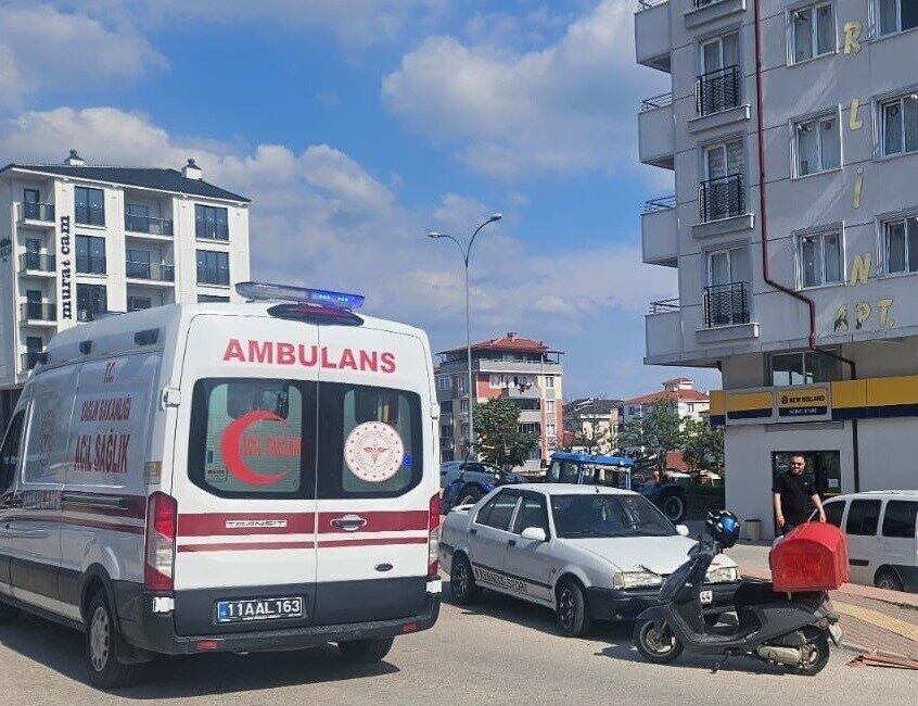Bilecik Küçük Sanayi Sitesi kavşağında otomobil ile motosikletin çarpışması sonucu