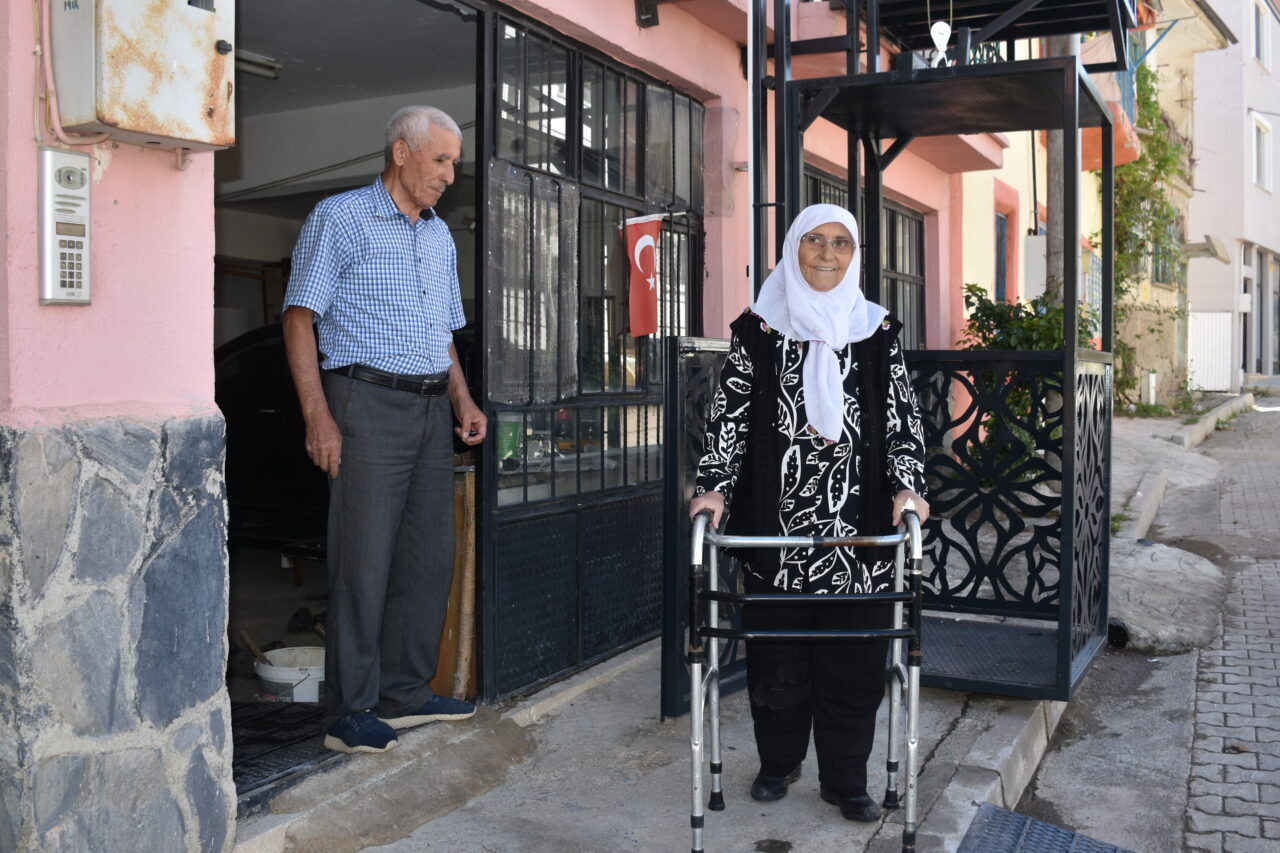 - Afyonkarahisar'da bir kişi, çeşitli rahatsızlıkları bulunan ve yürüteçle hareket