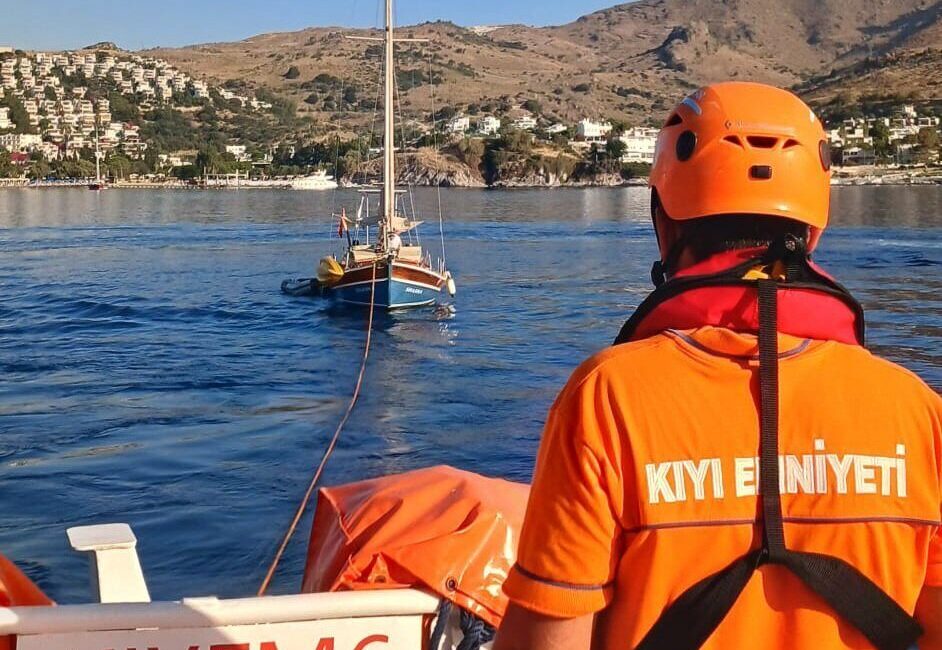 MUĞLA (AA) – Muğla'nın Bodrum ilçesi açıklarında sürüklenen teknedeki 2