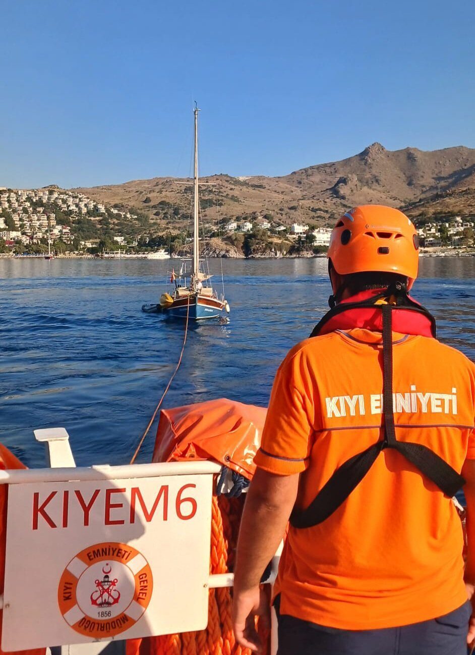 MUĞLA (AA) – Muğla'nın Bodrum ilçesi açıklarında sürüklenen teknedeki 2