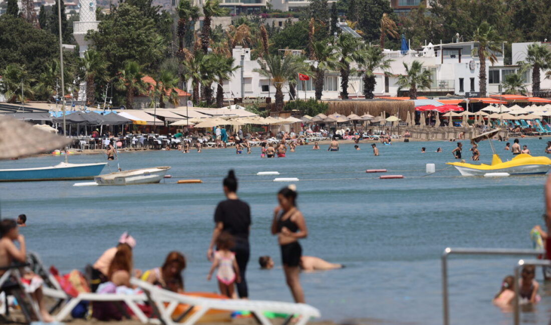 MUĞLA/ANTALYA (AA) – Muğla ve Antalya'da turistler, sıcak havada plajlarda