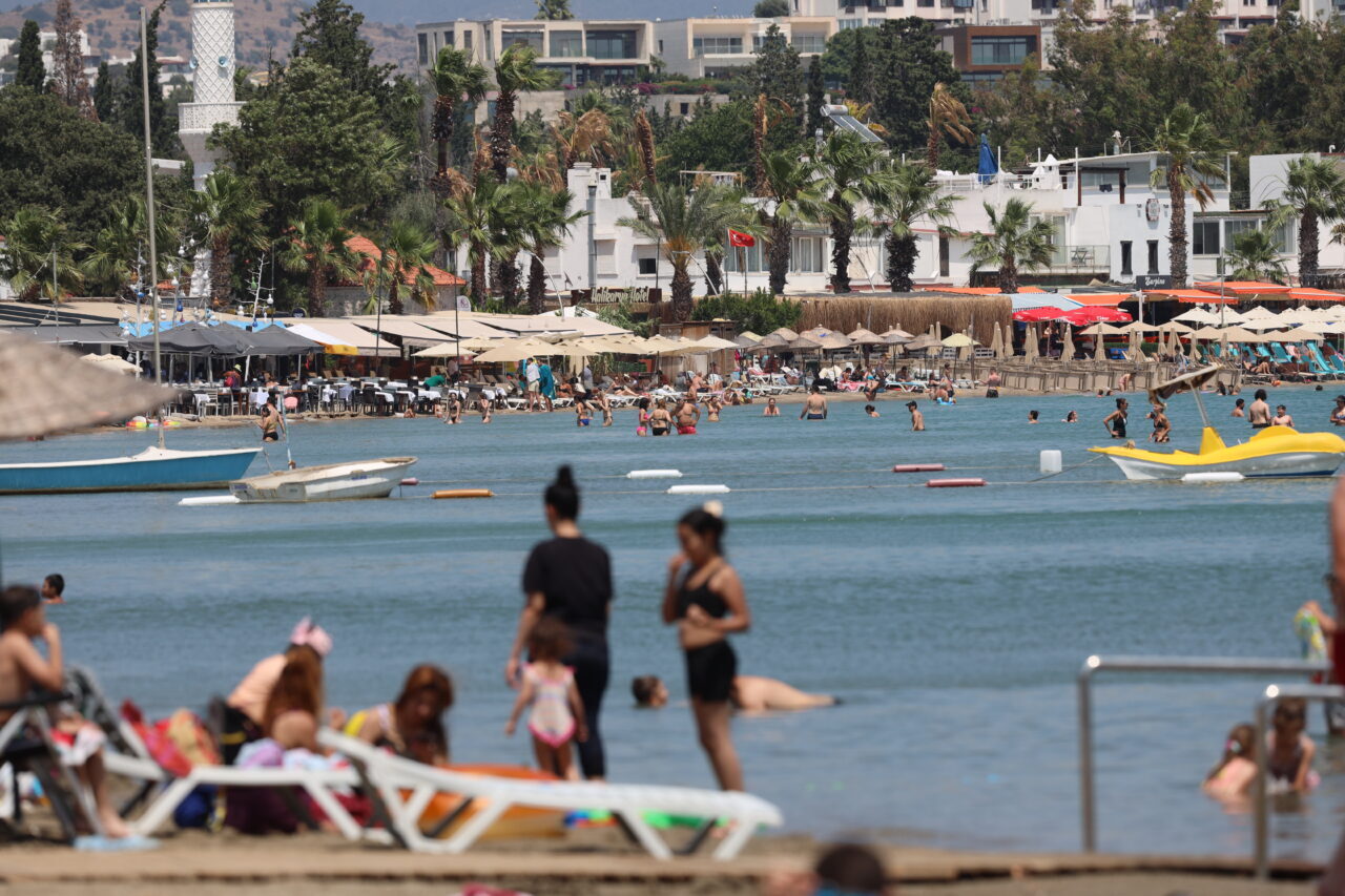 MUĞLA/ANTALYA (AA) – Muğla ve Antalya'da turistler, sıcak havada plajlarda