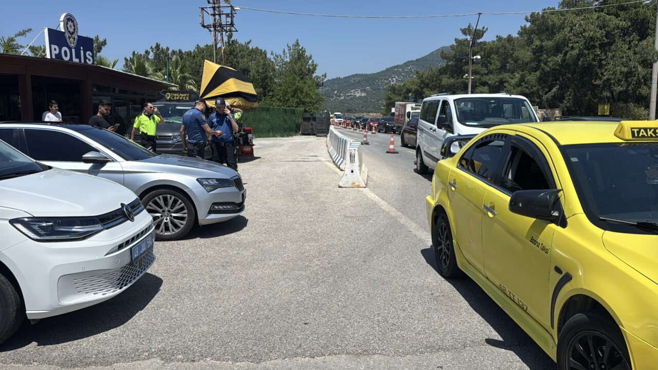 MUĞLA (AA) – Muğla'nın Bodrum ilçesinde, durdurulan takside 5 düzensiz