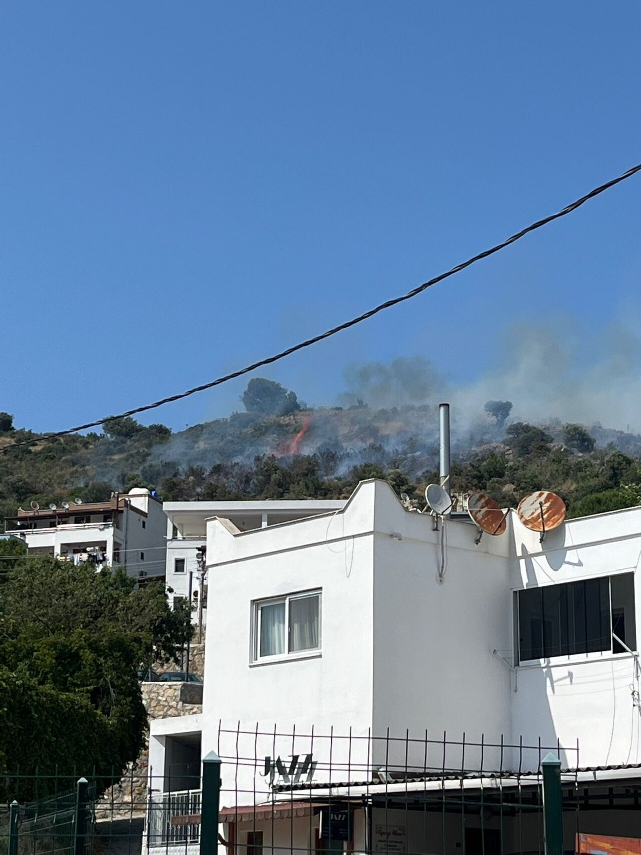 MUĞLA (AA) – Muğla'nın Bodrum ilçesinde makilik alanda çıkan yangın