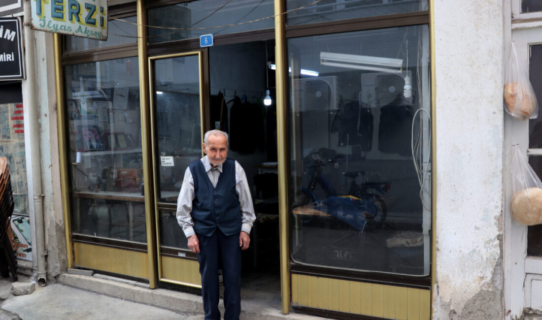 - Kütahya'nın Simav ilçesinde yaşayan İlyas Aksoy, 11 yaşında amcasından