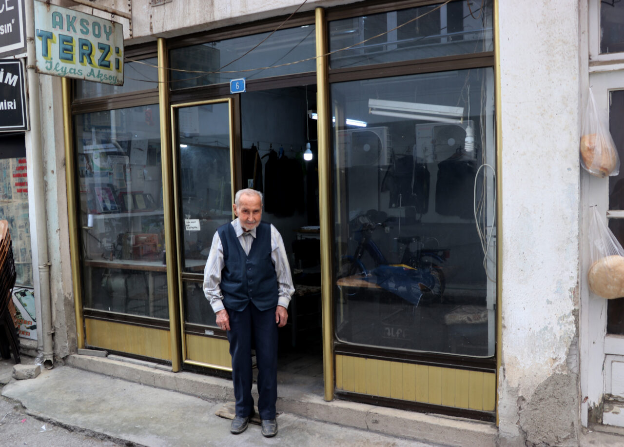 - Kütahya'nın Simav ilçesinde yaşayan İlyas Aksoy, 11 yaşında amcasından