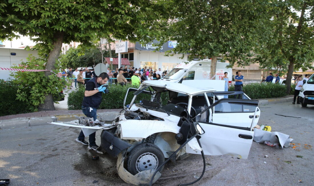 DENİZLİ (AA) – Denizli'nin Pamukkale ilçesinde otomobilin ağaca çarpması sonucu