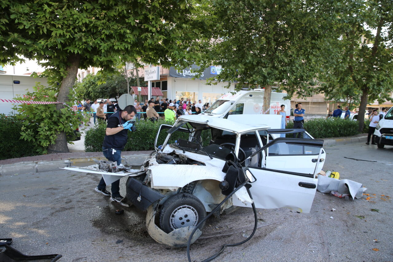 DENİZLİ (AA) – Denizli'nin Pamukkale ilçesinde otomobilin ağaca çarpması sonucu