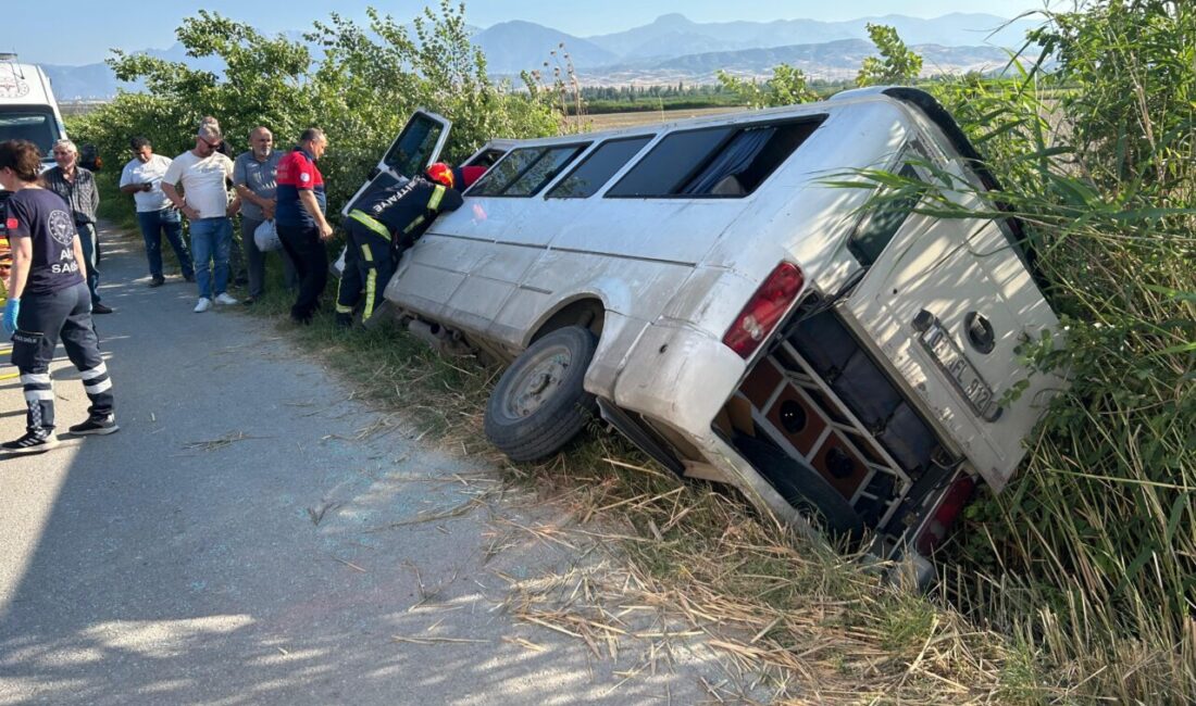 DENİZLİ (AA) – Denizli'nin Merkezefendi ilçesinde, sulama kanalına devrilen minibüsteki
