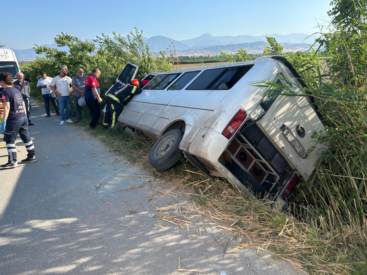 DENİZLİ (AA) – Denizli'nin Merkezefendi ilçesinde, sulama kanalına devrilen minibüsteki