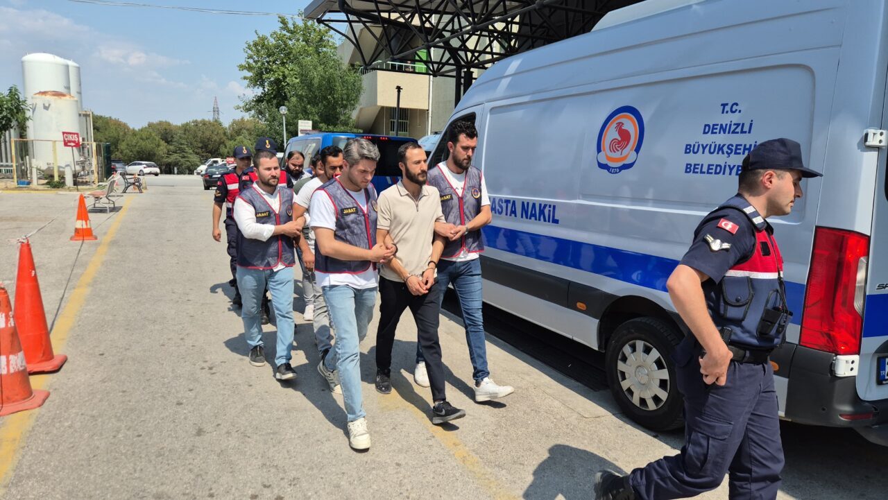 DENİZLİ (AA) – Denizli'nin Pamukkale ilçesinde bir fabrikadan malzeme çaldıkları