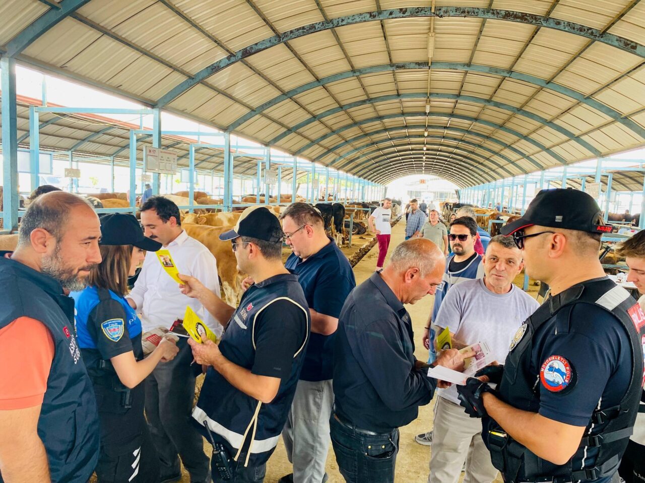 DENİZLİ (AA) – Denizli İl Emniyet Müdürlüğü ekipleri, kurban pazarında