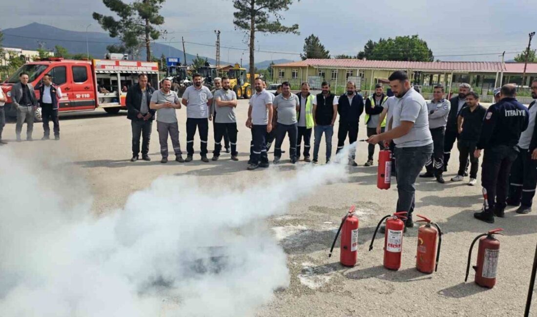 Afyonkarahisar Dinar İlçe Özel İdaresi ekiplerine yangın eğitimi verildi. Özel