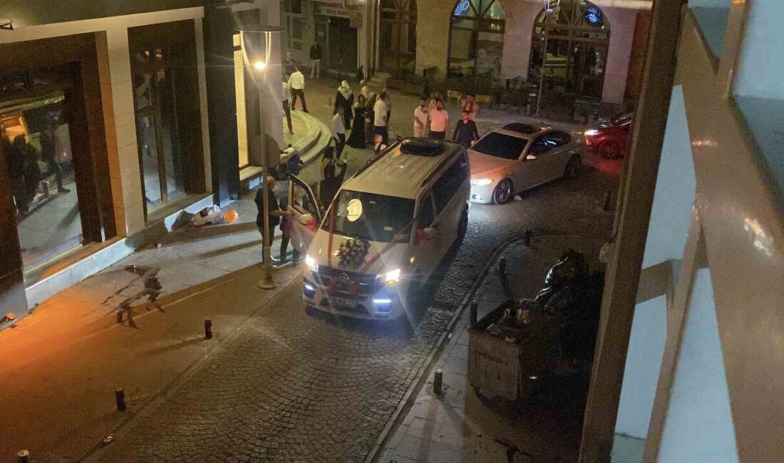 Eskişehir’de bir düğün konvoyundaki kalabalık grup arasında gerginlik yaşanırken, bağrışma