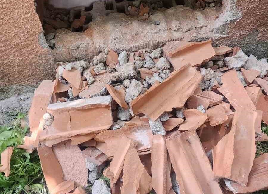 Eskişehir’de bir evin duvarının içinde sıkışan kedi, itfaiye ekiplerinin çalışmaları
