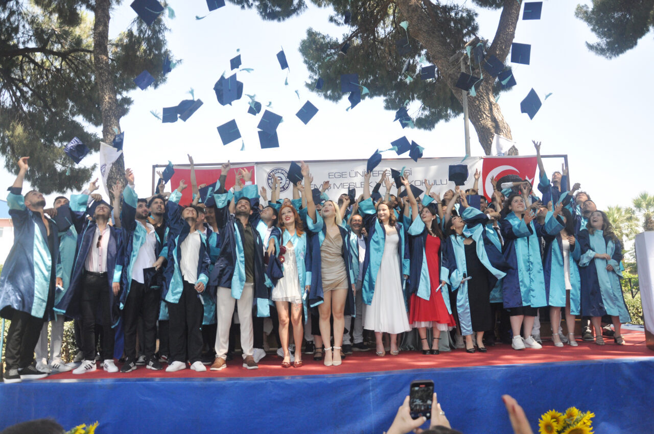 İZMİR (AA) – Ege Üniversitesi (EÜ) Ödemiş Meslek Yüksekokulu'ndan mezun
