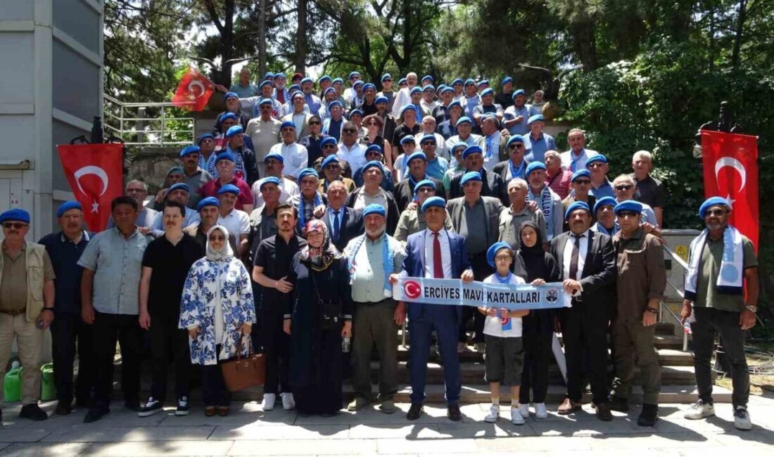 Erciyes Mavi Kartallar Derneği Başkanı Ercan Agan, dernek üyeleriyle birlikte