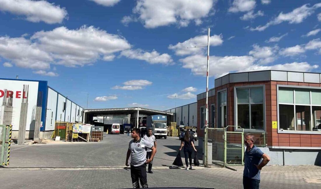 Eskişehir Organize Sanayi Bölgesi’ndeki (OSB) bir fabrikada çıkan yangını söndürme