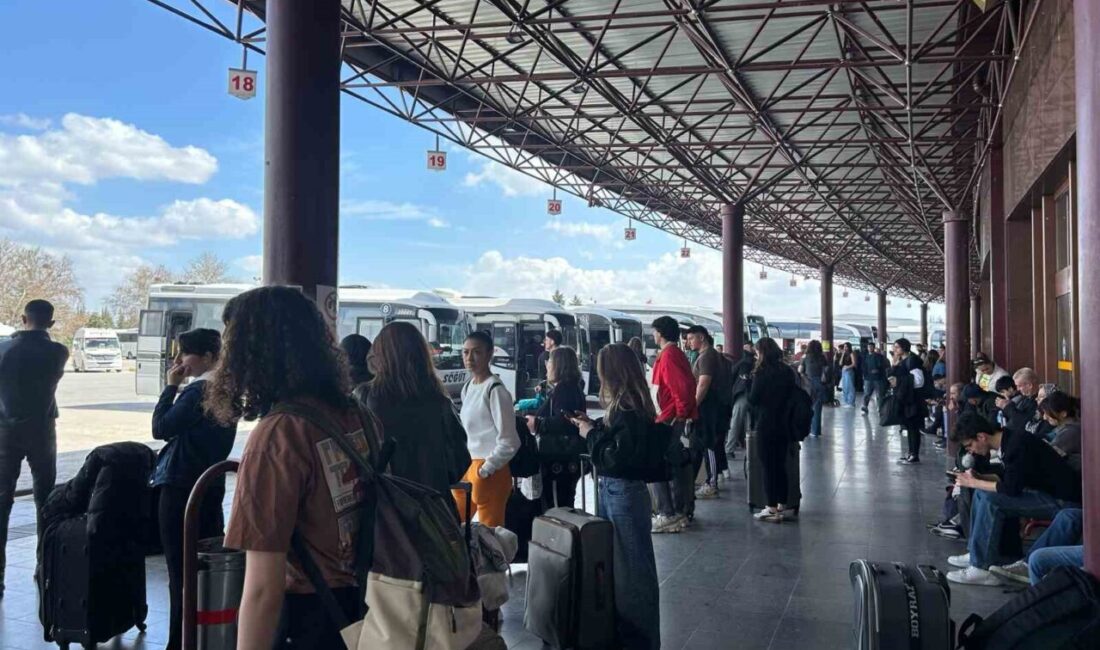 Eskişehir Otogarı’nda bayram öncesi yaşanan yoğunluk artarken, otobüs firmaları ek
