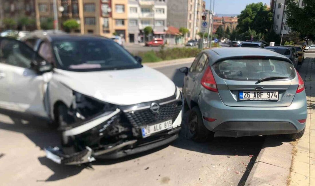 Eskişehir’de bir cadde üzerinde kontrolden çıkarak 2’si park halindeki 3