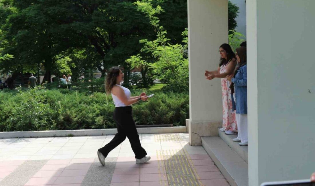 Eskişehir’de Yükseköğretim Kurumları Sınavı’nın (YKS) ikinci oturumu olan Alan Yeterlilik