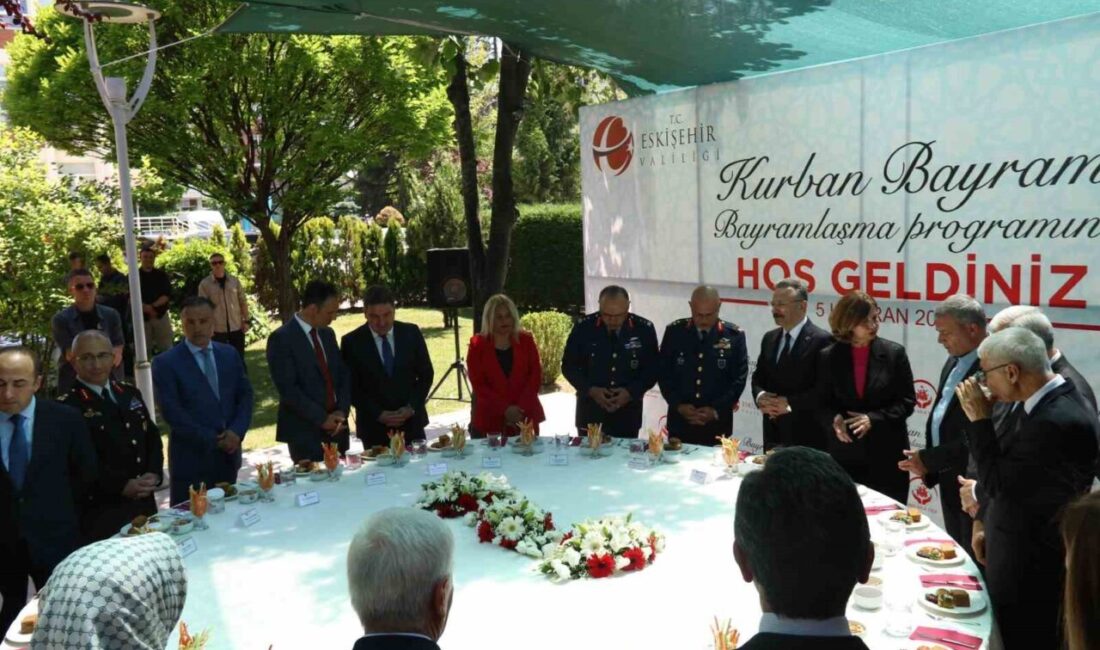 Eskişehir’de Kurban Bayramı dolayısıyla il protokolü bayramlaşma programında buluştu. Devlet