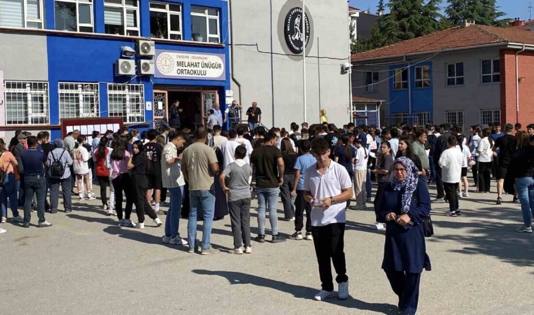 Eskişehir’de saatin 09.30 olmasıyla Liselere Geçiş Sistemi (LGS) sınavı başlarken,