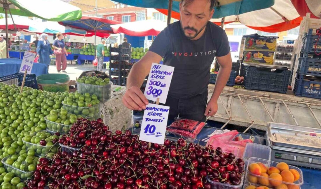 Eskişehir’de semt pazarı esnafı İlker Çiçek, vatandaşların tadımını azaltmak için