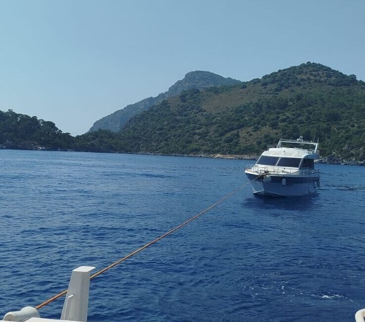 MUĞLA (AA) – Muğla'nın Fethiye ilçesi açıklarında sürüklenen teknedeki 2