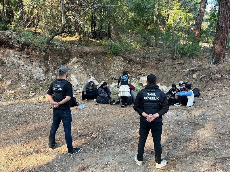 MUĞLA (AA) – Muğla'nın Fethiye ilçesinde 10 düzensiz göçmen yakalandı.