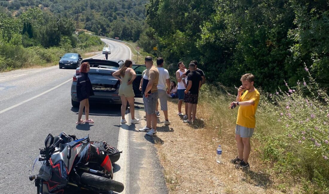 İZMİR (AA) – İzmir'in Foça ilçesinde otomobil ile motosikletin çarpışması