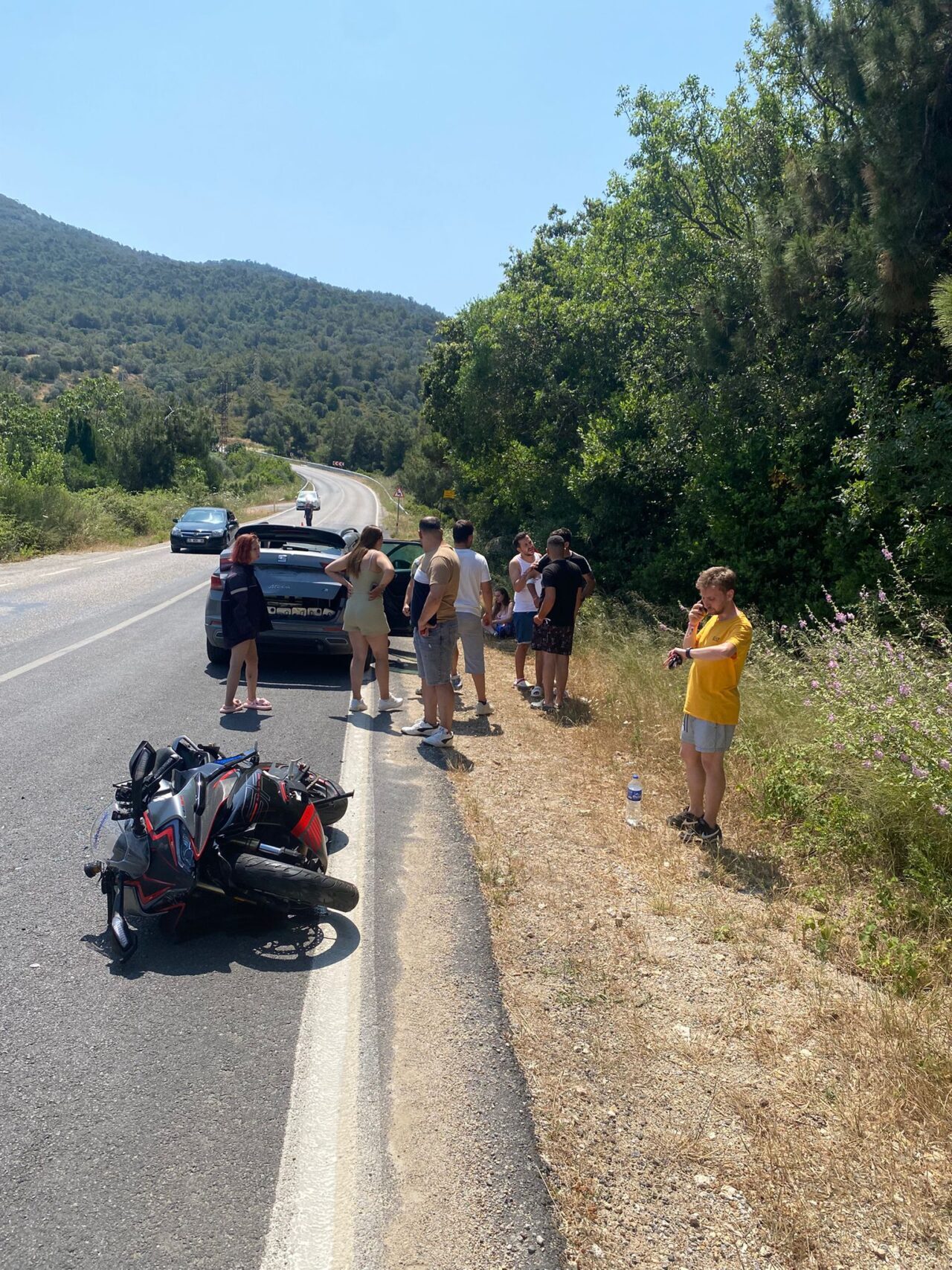 İZMİR (AA) – İzmir'in Foça ilçesinde otomobil ile motosikletin çarpışması