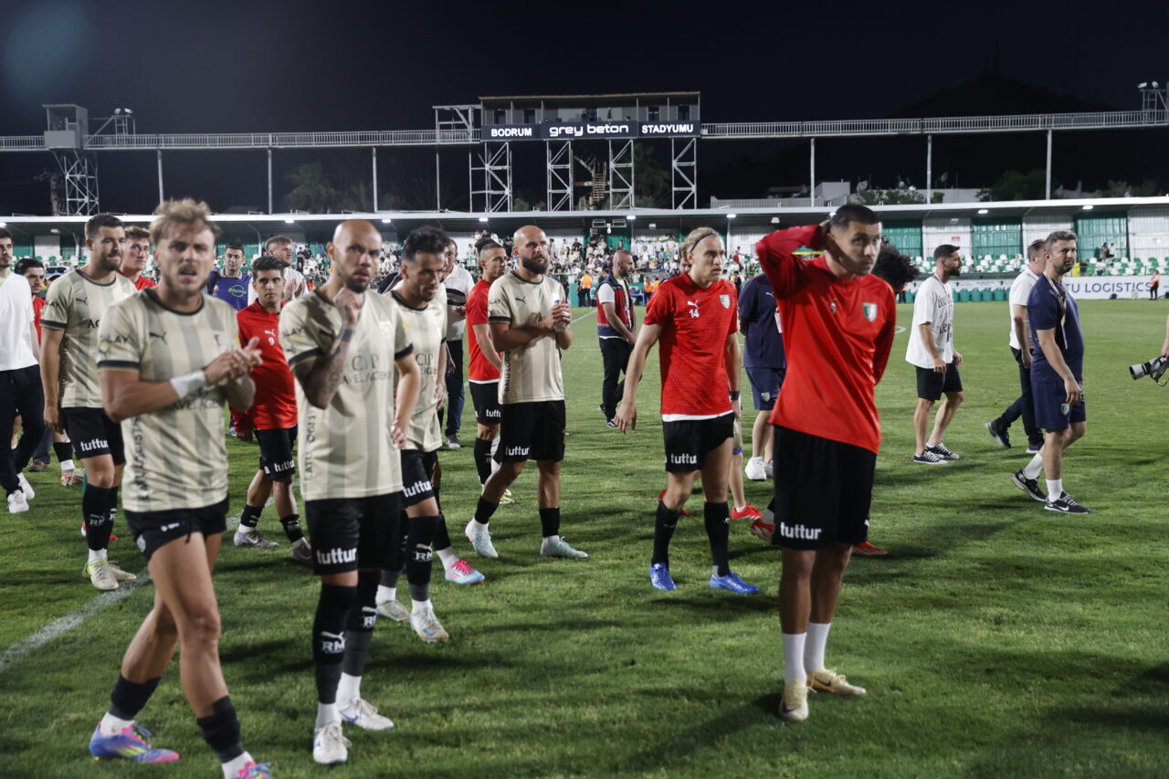 - Sipay Bodrum FK: 0 - Beşiktaş: 3 (İlk yarı)