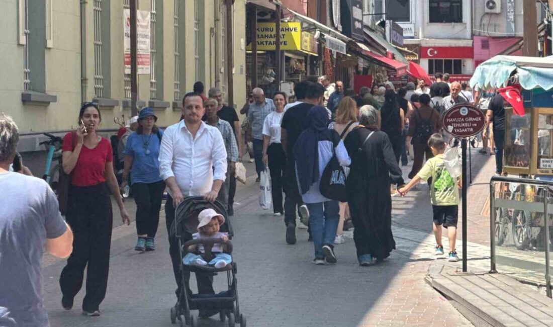 Eskişehir’de hafta sonu güzel havayı fırsat bilen vatandaşlar caddeleri doldurdu.