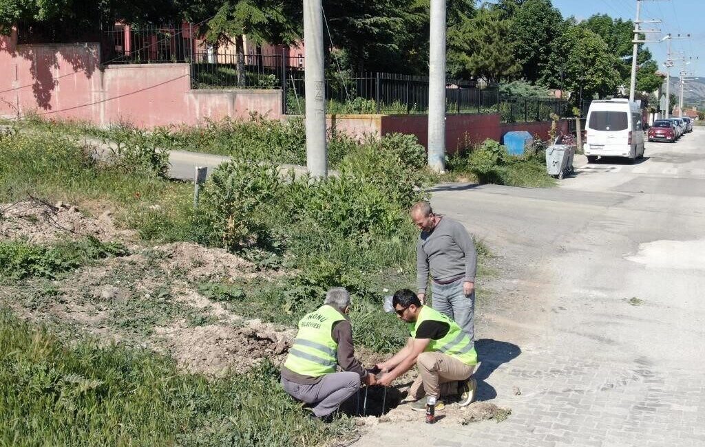 Eskişehir’de İnönü Belediyesi ekiplerince ilçenin çehresini değiştirecek aydınlatma direklerinin yapım