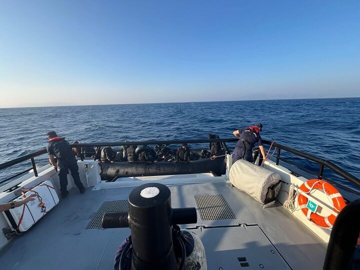 İZMİR (AA) – İzmir'in Foça ilçesi açıklarında 41 düzensiz göçmen