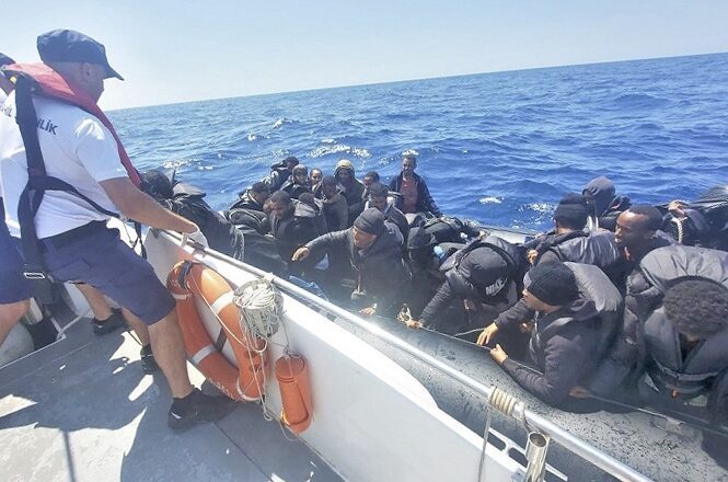 İZMİR (AA) – İzmir'in Çeşme ilçesi açıklarında sürüklenen lastik bottaki