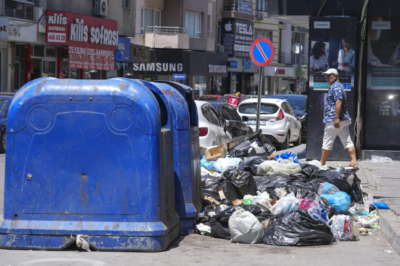 İZMİR (AA) – İzmir'in Buca Belediyesinde işçilerin maaşlarını düzensiz aldıkları