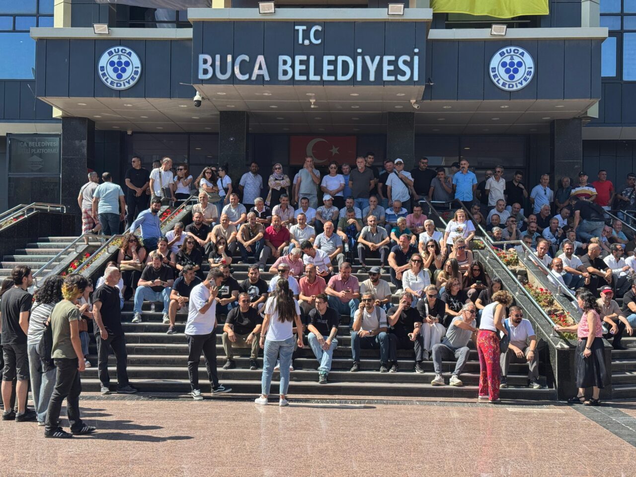 İZMİR (AA) – İzmir'in Buca ilçesinde belediye işçilerinin 6 gündür