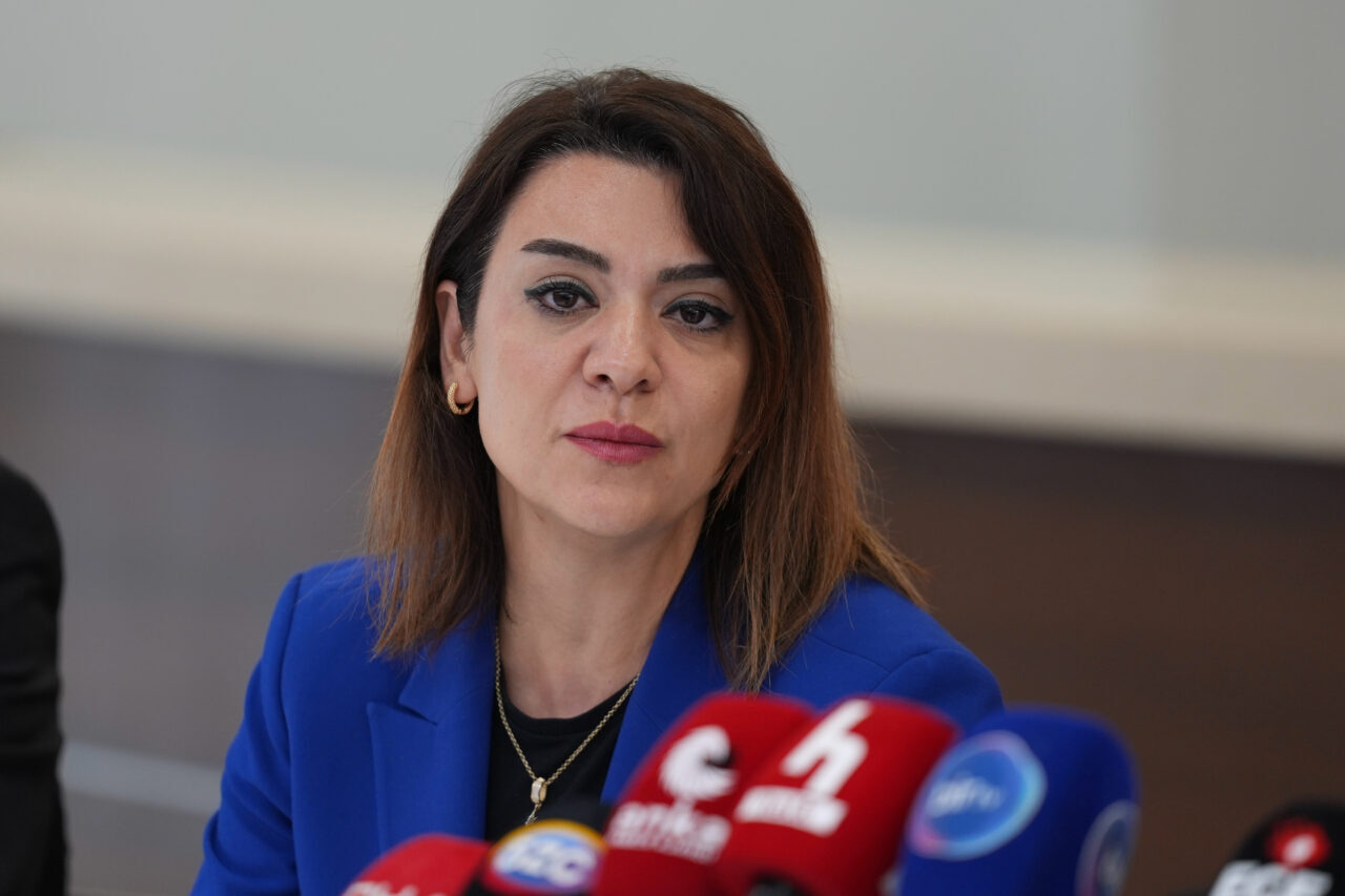 - İzmir Büyükşehir Belediye Başkanı Cemil Tugay:
- "Açıkçası Sendikalar, Genel-İş