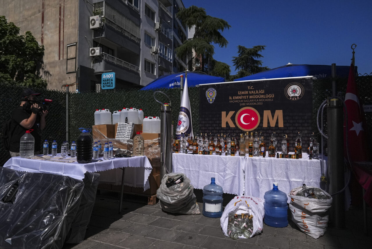 - Operasyonda 17,6 ton etil alkol, 402 litre sahte içki,