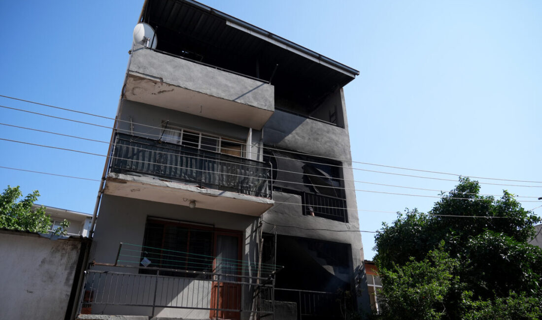 İZMİR (AA) – İzmir'in Bayraklı ilçesinde bir apartmanın zemin katındaki