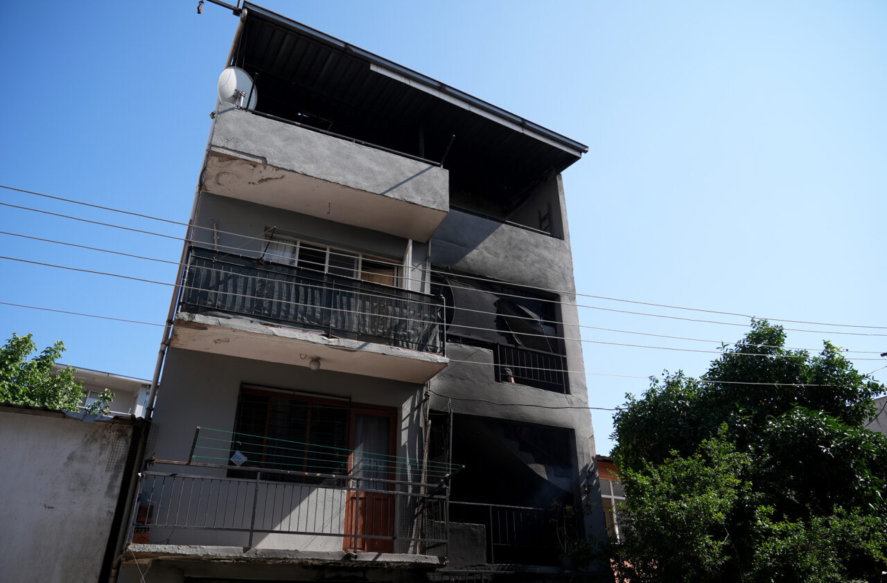 İZMİR (AA) – İzmir'in Bayraklı ilçesinde bir apartmanın zemin katındaki