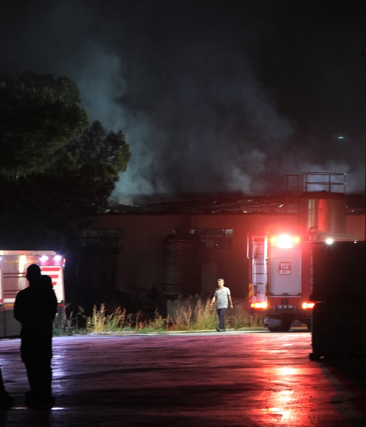 İZMİR (AA) – İzmir'in Kemalpaşa ilçesinde cam fabrikasında çıkan yangın,