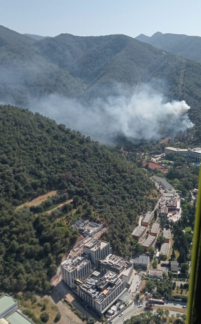 İZMİR (AA) – İzmir'in Narlıdere ilçesinde çıkan orman yangınına havadan