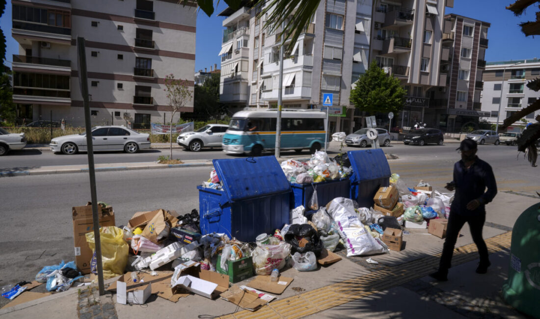 İZMİR (AA) – İzmir'in Buca ve Karabağlar belediyelerinde çalışan işçilerin