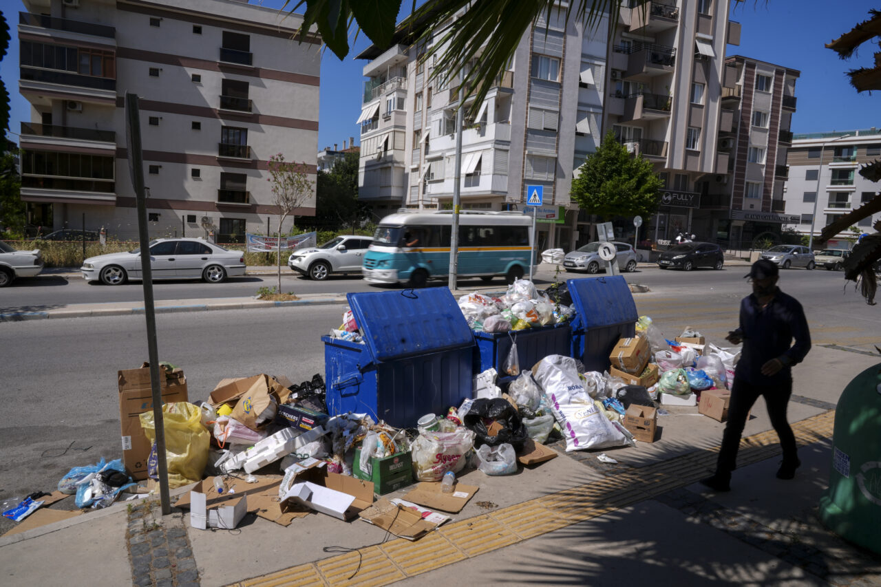 İZMİR (AA) – İzmir'in Buca ve Karabağlar belediyelerinde çalışan işçilerin