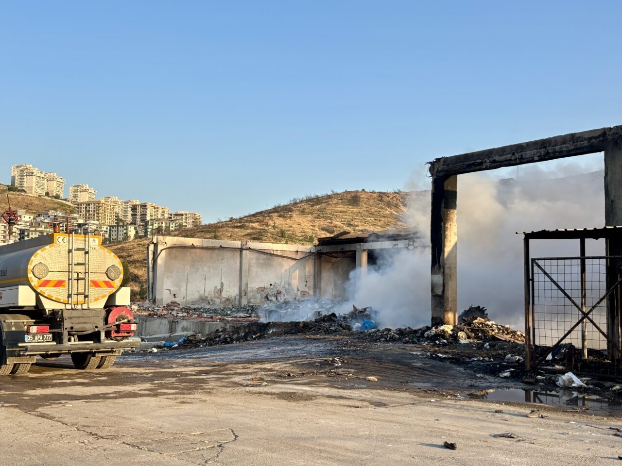 İZMİR (AA) – İzmir'in Karşıyaka ilçesinde katı atık bertaraf tesisinde