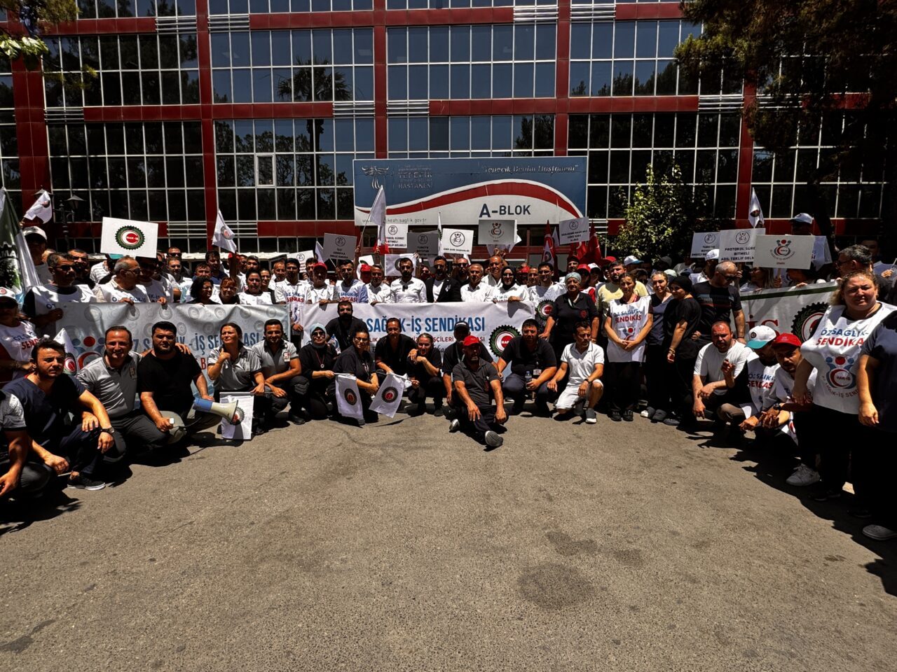 İZMİR (AA) – İzmir'de HAK-İŞ Konfederasyonuna bağlı çalışanlar, 2025 Yılı