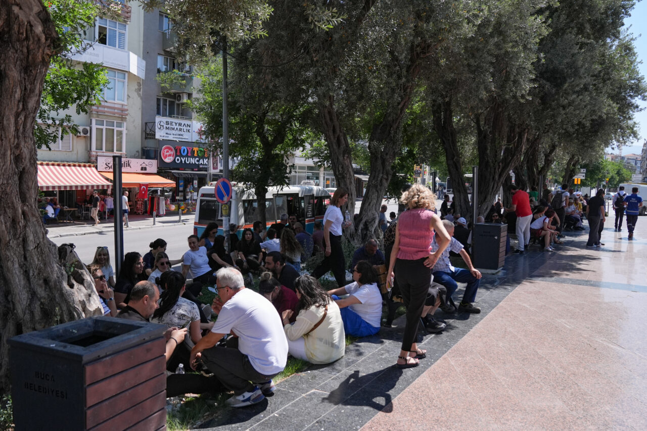 İZMİR (AA) – İzmir'in Buca ve Karabağlar belediyelerinde çalışan yaklaşık